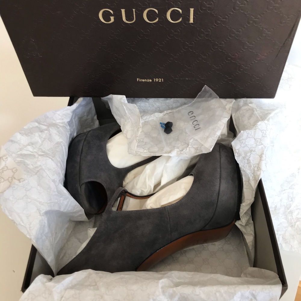 Gucci Betty Peep Toe T Strap High Heel Suede Platform Pumps Gray Sze IT 38.5 NIB - Picture 15 of 16